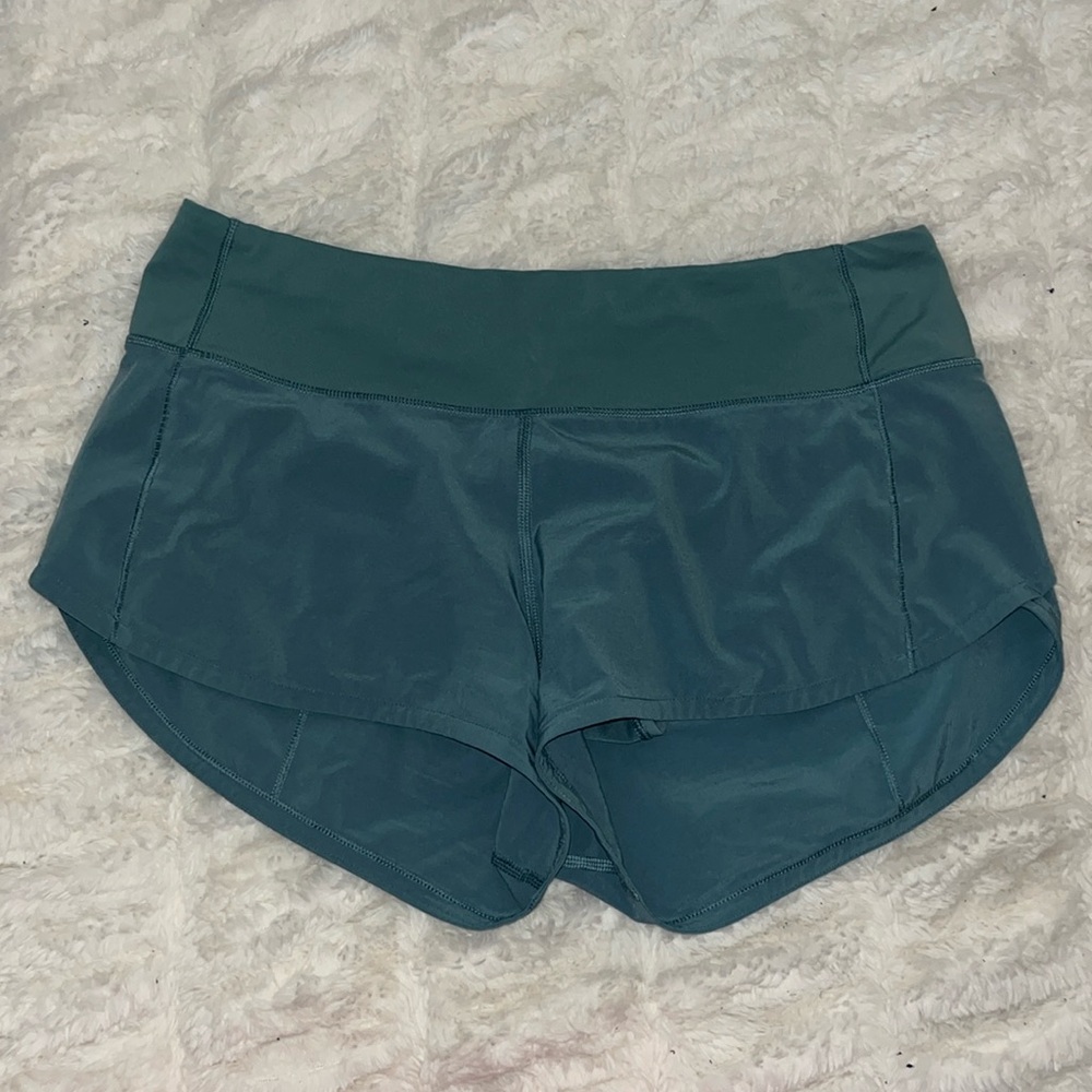 green 2.5 in lululemon shorts